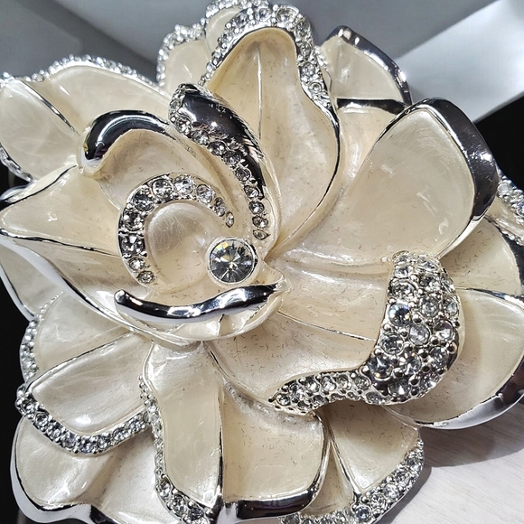 JOAN RIVERS Limited Edition Gardenia Rhodium Pave Crystal Flower Brooch - Picture 3 of 5